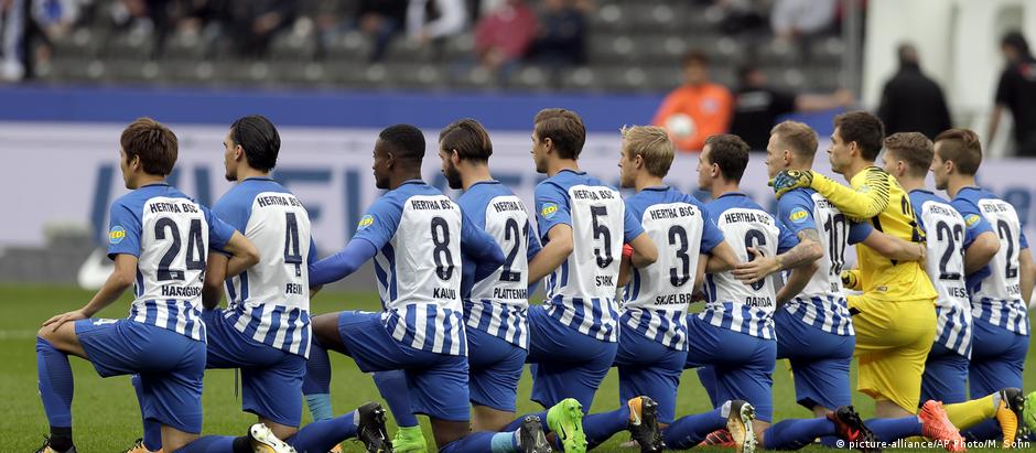 Jogadores do Hertha Berlin fazem seu protesto "ajoelhe-se": estranho e deslocado