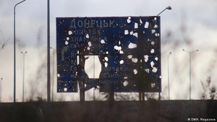 Простреленный дорожный знак в Донецкой области