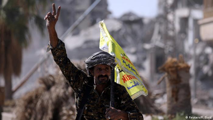 Боец Сил демократической Сирии после освобождения Ракки