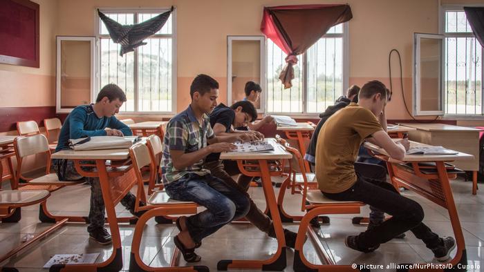 Syrische Flüchtlingskinder in türkischer Schule (picture alliance/NurPhoto/D. Cupolo)