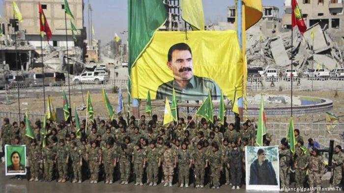 Suriye'de YPG'nin kadın birlikleri Öcalan posteri önünde.