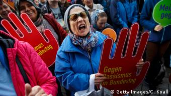 Deutschland Demonstration gegen Einzug der AfD in den Bundestag (Getty Images/C. Koall)