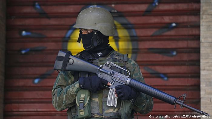 Soldado en una operación militar en la favela Rocinha, en Río. (picture alliance/dpa/ZUMA Wire/O Globo)
