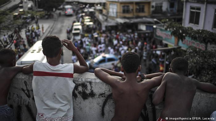 Habitantes de Rocinha protestan contra la violencia en la favela.(imago/Agencia EFE/A. Lacerda)