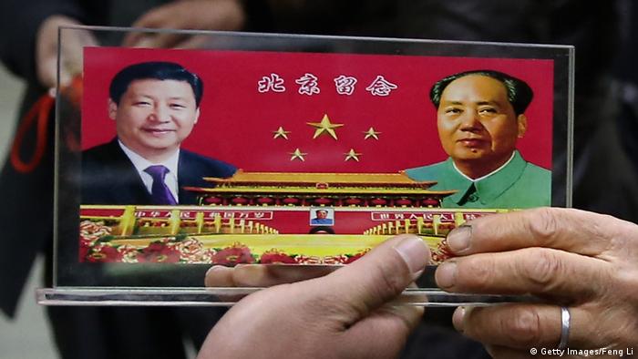 China Symbolbild Xi Jinping und Mao (Getty Images/Feng Li)