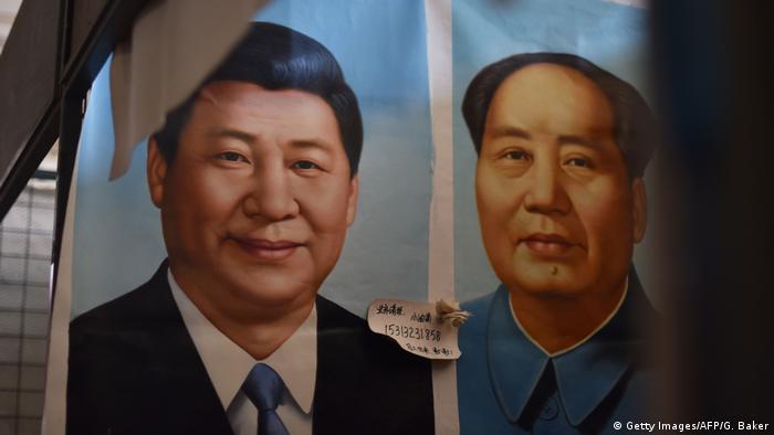 China Symbolbild Xi Jinping und Mao (Getty Images/AFP/G. Baker)