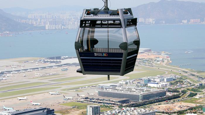 A cable car above Chek Lap Kok in Hong Kong (picture-alliance/dpa/X. Yun)