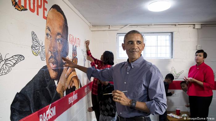 Barack und Michelle help paint a mural of Martin Luther King
