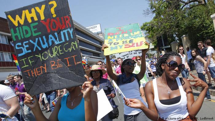 A gay pride march in Johannesburg, South Africa (picture-alliance/dpa/K. Ludbrook)