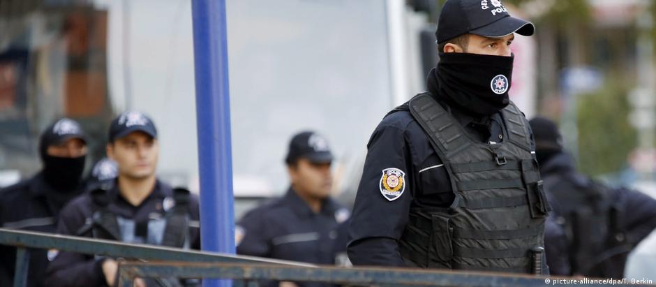 A polícia turca prendeu 91 pessoas em 13 províncias, incluindo políticos e jornalistas