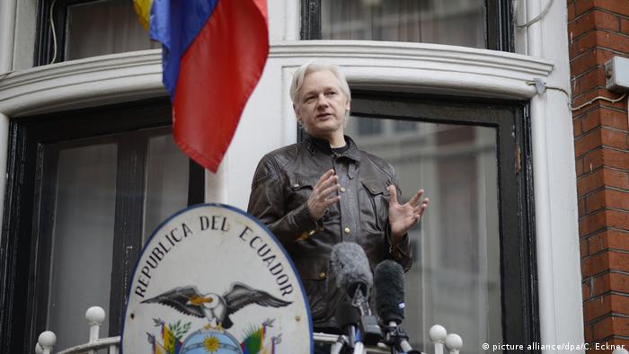 Balkon-Galerie Julian Assange in der Botschaft Ecuadors (picture alliance/dpa/C. Eckner)