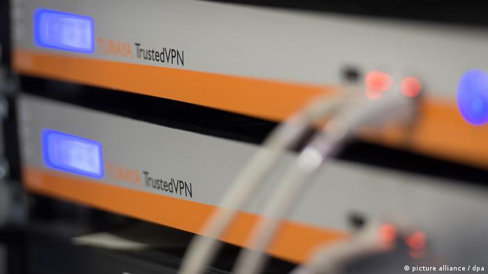 Servers and cables plugged into a Virtual Private Network VPN (picture alliance / dpa)