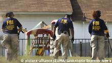 USA FBI-Mitarbeiter am Tatort in Sutherland Springs (picture-alliance /ZUMA/SanAntonio Express-News)