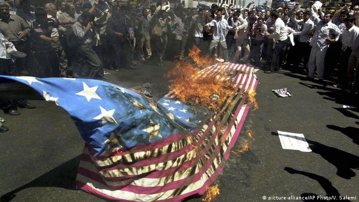 Em 2004, manifestantes queimam bandeira dos EUA em Teerã