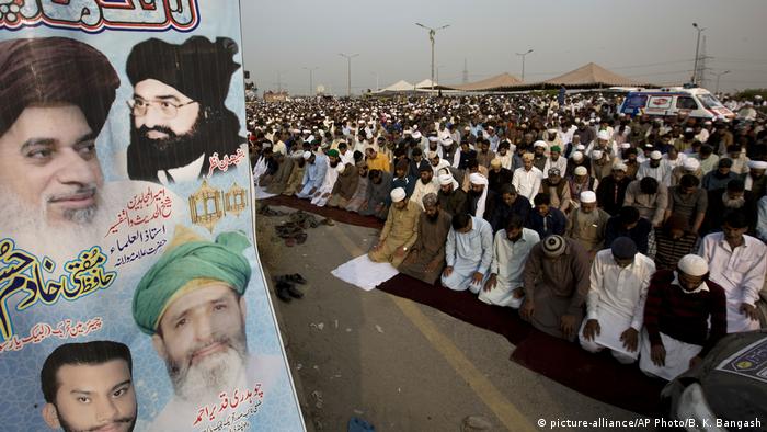 Pakistan Islamabad - Islamists protest against ministers (picture-alliance/AP Photo/B. K. Bangash)