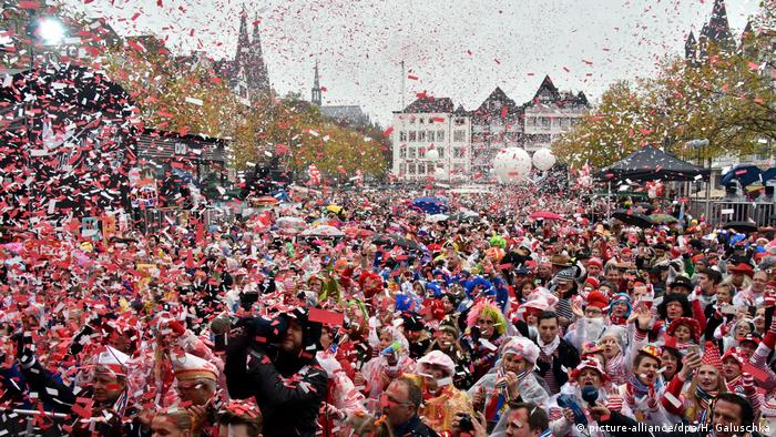 Deutschland | Beginn der Karnevalssession 2017/2018 | Köln (picture-alliance/dpa/H. Galuschka)