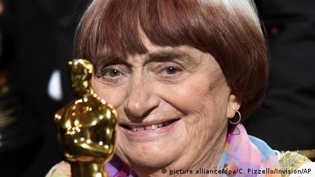 Agnes Varda accepting an Oscar (picture alliance/dpa/C. Pizzello/Invision/AP)