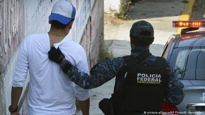 Mexiko Verhaftung nach Schießerei mit Polizei (picture-alliance/AP Photo/B. Hernandez)