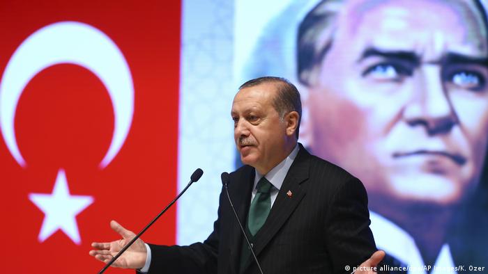 Erdogan speaks in front of a poster of Ataturk (picture alliance/dpa/AP Images/K. Ozer)