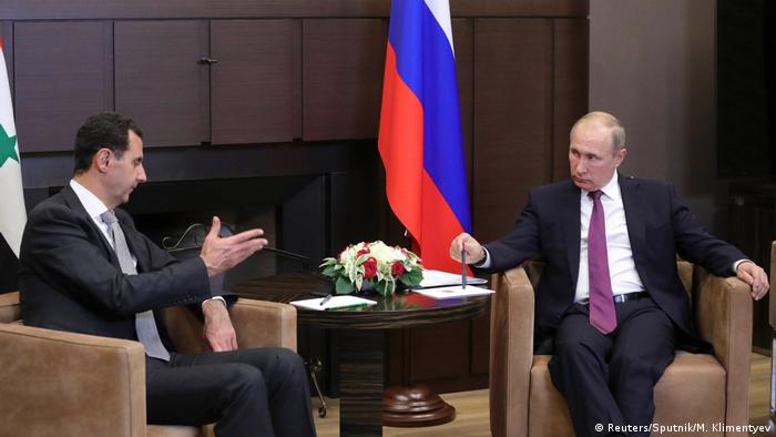 الرئيس الروسي فلايمير بوتين في لقاء مع الرئيس السوري في قمة سوتشي في تشرين الثاني/ نوفمبر 2017 (صورة من الأرشيف)