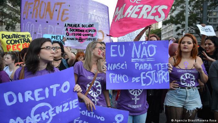 La entrevistada destaca la importancia del movimiento feminista en Brasil