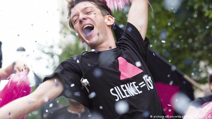 Film still from 120 BPM shows a young AIDS activist dancing (picture-alliance/dpa/Edition Salzgeber)
