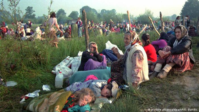 14 Temmuz 1995: Bosna birlikleri tarafından kontrol edilen Tuzla kentindeki Srebrenitsalı sığınmacılar