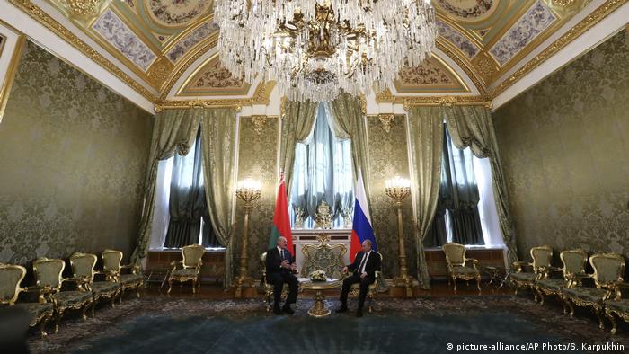 Russland Alexander Lukaschenko mit Wladimir Putin (picture-alliance/AP Photo/S. Karpukhin)