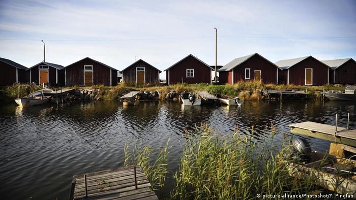 Югозападното крайбрежие на Финландия е осеяно с десетки хиляди скалисти островчета, образуващи уникалния архипелаг Кваркен, който е включен в списъка на ЮНЕСКО на световното природно наследство. Типични за региона са червените дървени къщички с бели прозорчета.