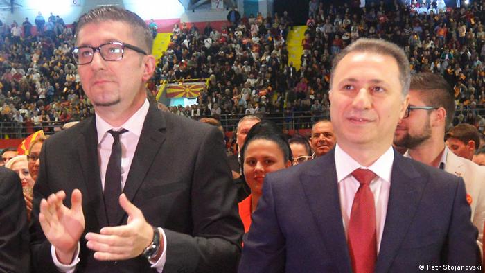 Mazedonien Hristijan Mickoski, Generalsekretär der Oppositionspartei VMRO-DPMNE mit Parteiführer Nikola Gruevski (Petr Stojanovski)