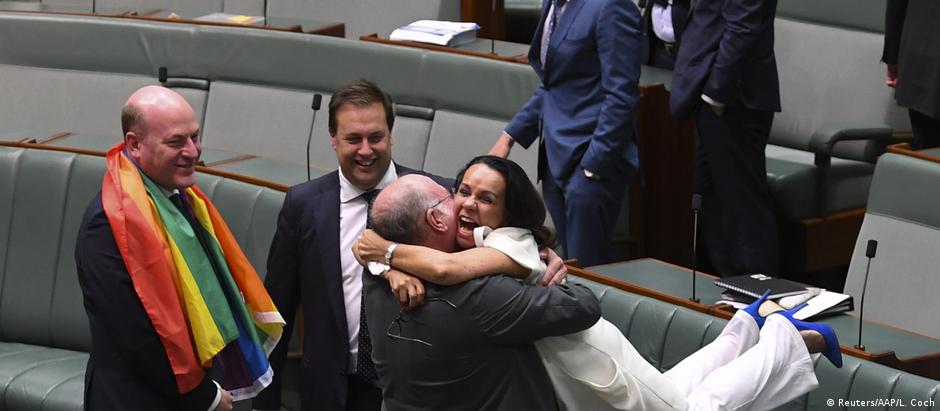 Parlamentares comemoram aprovação do projeto na Câmara Baixa australiana