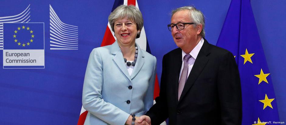 A primeira-ministra Theresa May e Jean-Claude Juncker em Bruxelas