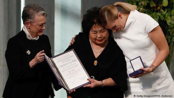 Berit Reiss-Andersen, do Comitê Nobel, com Setsuko Thurlow e Beatrice Fihn