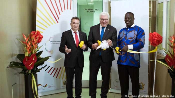 German President Frank-Walter Steinmeier with Friedrich Kitschelt, German state secretary for economic cooperation, and Ghana's labor minister, Ignatius Baffour-Awuah (picture-alliance/dpa/B.von Jutrczenka)