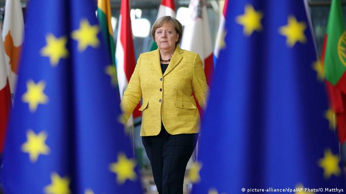 Angela Merkel EU Flaggen Brüssel (picture-alliance/dpa/AP Photo/O.Matthys)