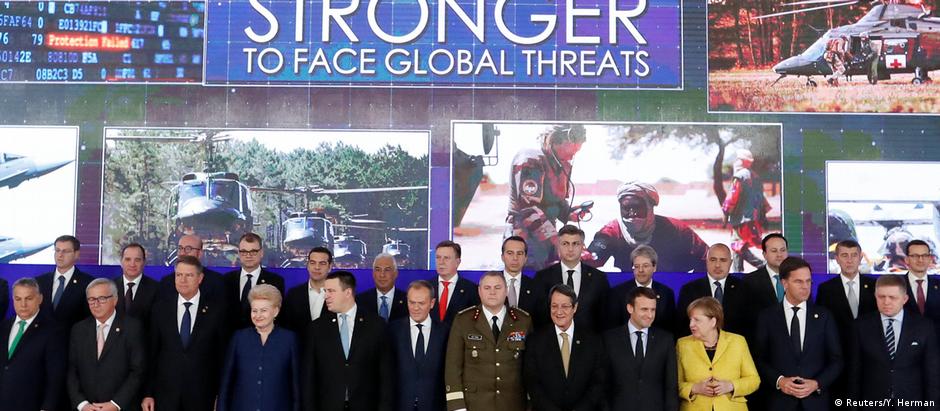 Líderes europeus, em Bruxelas, sob o cartaz com a frase: "Juntos temos mais força para enfrentar ameaças globais"