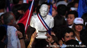 Busto del dictador Augusto Pinochet en las celebraciones del triunfo de Piñera.