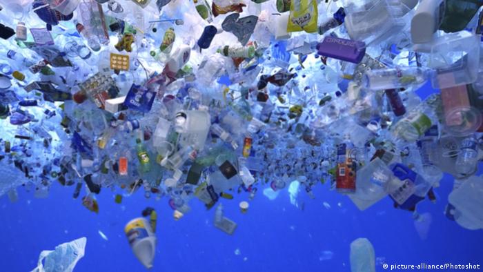 Plastik-Müll im Meer (picture-alliance/Photoshot)