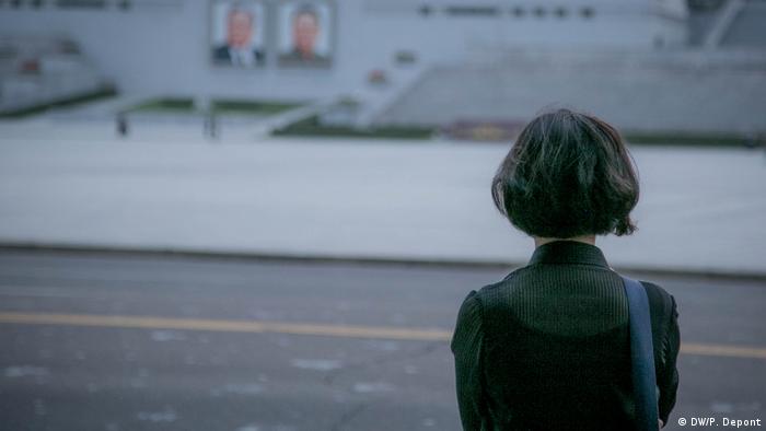 Mulher de costas em Pyongyang