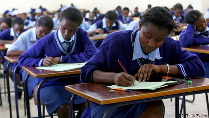 Kenia Schüler bei Abschlussprüfung für (DW/Shisia Wasilwa)