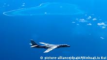Chinesisches Kampfflugzeug über Südchinesischem Meer