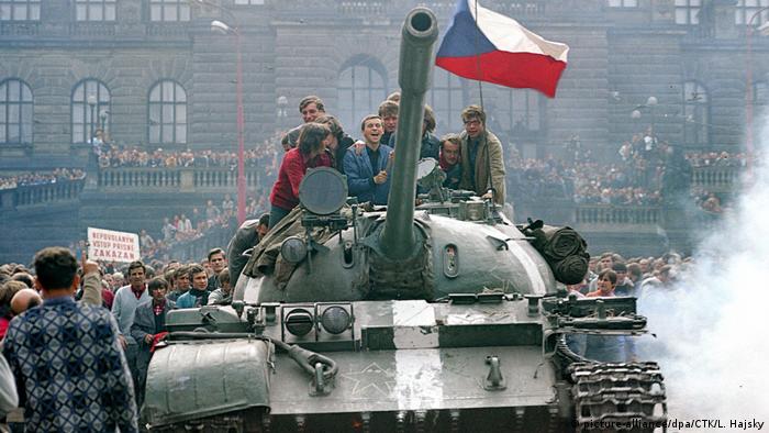 Пражката пролет от 1968 е потопена в кръв от армиите на Варшавския договор