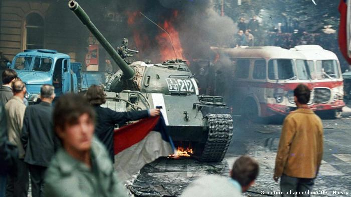 Радянські танки на вулицях Праги