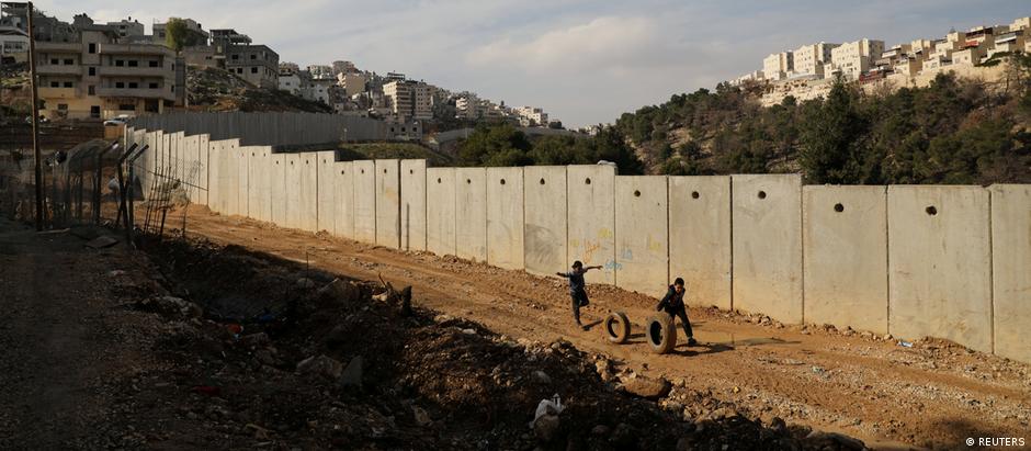 Muro israelense ao longo de campo de refugiados Shuafat, em Jerusalém Oriental