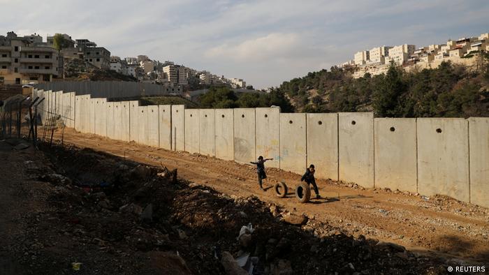 İsrail'in 700 kilometrelik güvenlik duvarı yer yer Filistin bölgelerini de içine alıyor.