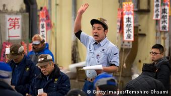 Aukcionar na aukciji ribe u Tokiju (Getty Images/Tomohiro Ohsumi)