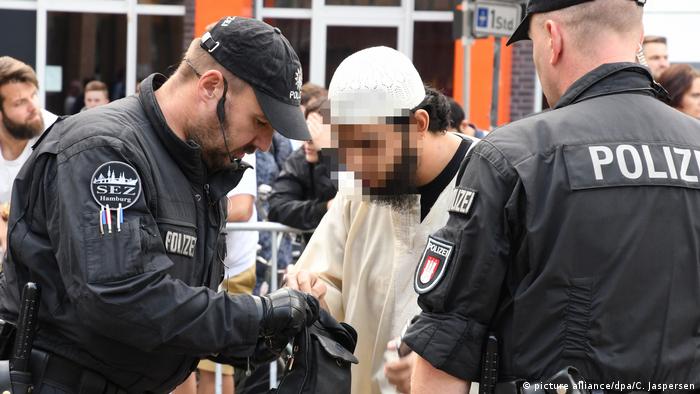 Deutschland Kundgebung von Salafisten und Gegendemonstration | VERPIXELT (picture alliance/dpa/C. Jaspersen)