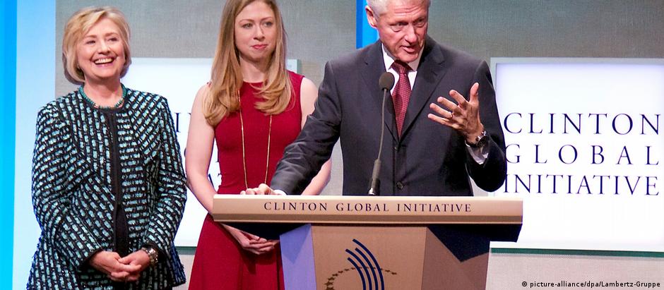 Hillary, a filha Chelsea e Bill Clinton em evento da Fundação Clinton em 2013