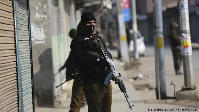 Kaschmir Bombenexplosion in Srinagar (picture-alliance/AP Photo/M. Khan)