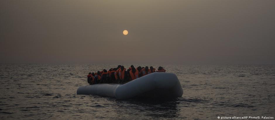 Migrantes em barco que deixou a costa da Líbia rumo à Europa, em fevereiro de 2017